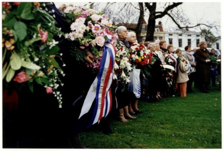 Oud verzetsmensen herdenken Hannie Schaft bij haar beeld in het Kenaupark. NL-HlmNHA 54035225
