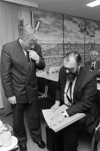 Oud staatssecretaris Van de Reyden overhandigt SBO Nieuwsbrief in braille aan Ch, Bestanddeelnr 934-2005