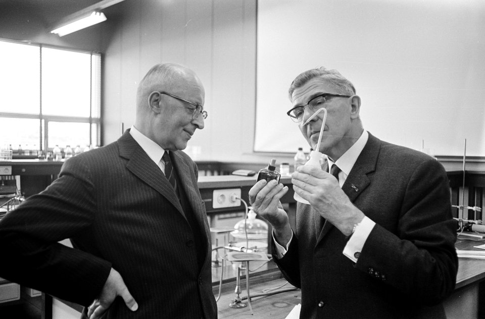 Oud-burgemeester G.E. van Walsum en burgemeester Wim Thomassen van Rotterdam doe, Bestanddeelnr 919-6531