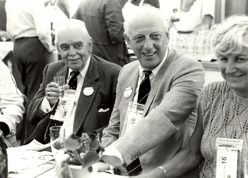 Oud politicus van de V.V.D. de heer Geertsema (links) en de oud commissaris van politie uit Amsterdam de heer Toorenaar. Geschonken in 1986 door United Photos de Boer bv. Identificatienummer, NL-HlmNHA 1478 25900 K 38