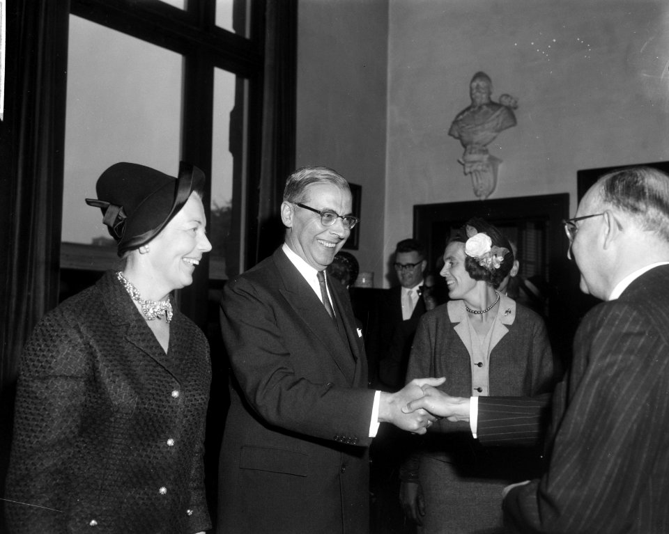 Oud wethouder mr. R. van den Bergh afscheidsreceptie gehouden, Burgemeester Van , Bestanddeelnr 918-2000