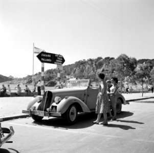 Oude auto en drie vrouwen aan de zeekust, Bestanddeelnr 254-0739