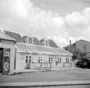 Oude Arubaanse huizen in de Nassaustraat in Oranjestad op Aruba, Bestanddeelnr 252-7898