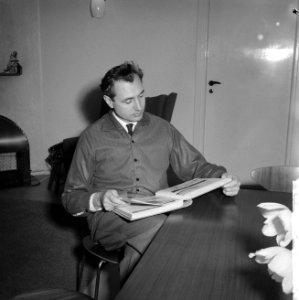 Oud-atleet Frits de Ruyter (de Ruijter) sportcommentator van atletiekwedstrijden, Bestanddeelnr 911-9620