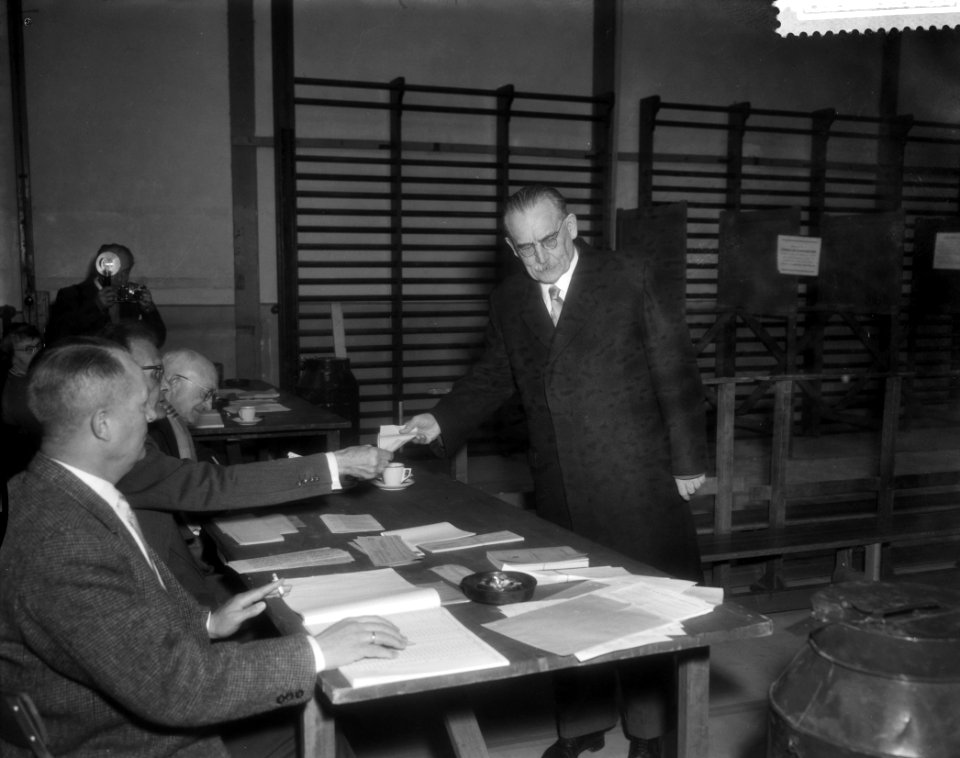 Oud premier Dr. W. Drees brengt zijn stem uit in Den Haag, Bestanddeelnr 910-2125