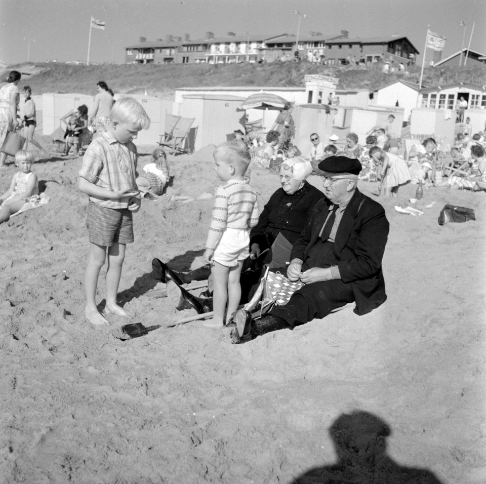 Oud echtpaar in klederdracht met twee jongetjes op het strand, Bestanddeelnr 254-4404