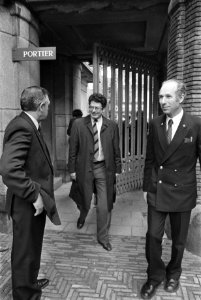 Opvolger dhr. Ed van Thijn bij de ingang van het stadhuis, Bestanddeelnr 932-6040