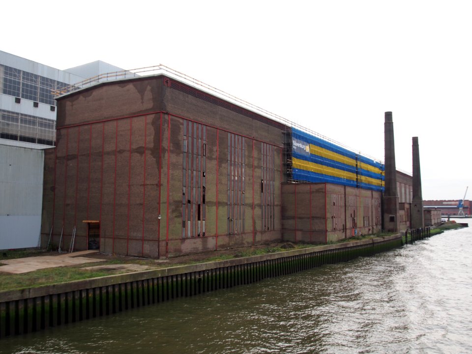 Oud gebouw aan de Nieuwe Maas en de Heijplaatweg