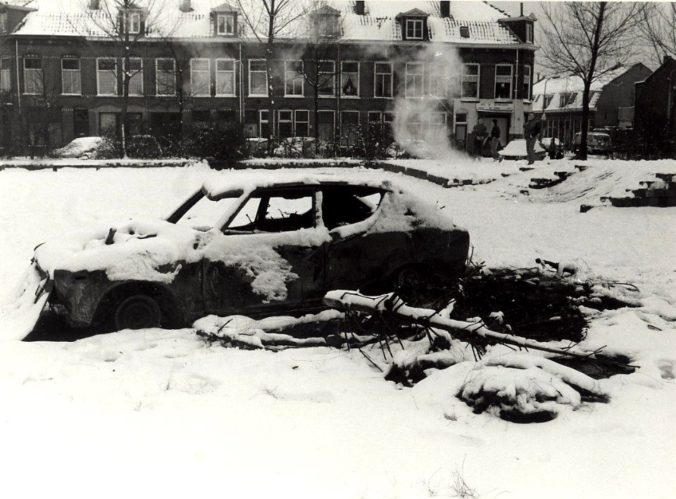 Oud en Nieuwjaars resten. Geschonken in 1989 door United Photos de Boer bv. - Gepubliceerd in het Haarlems Dagblad van 01.01.1986. Identificatienummer 54-023369