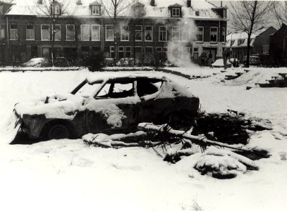 Oud en Nieuwjaars resten. Geschonken in 1989 door United Photos de Boer bv. - Gepubliceerd in het Haarlems Dagblad van 01.01.1986. Identificatienummer 54-023369