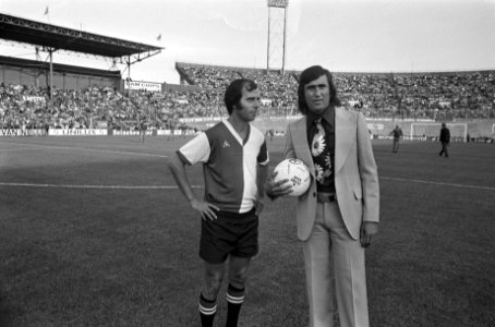 Oud-Ajax tegen oud-Feyenoord, Sjaak Swart (rechts) en Coen Moulijn, Bestanddeelnr 926-5995