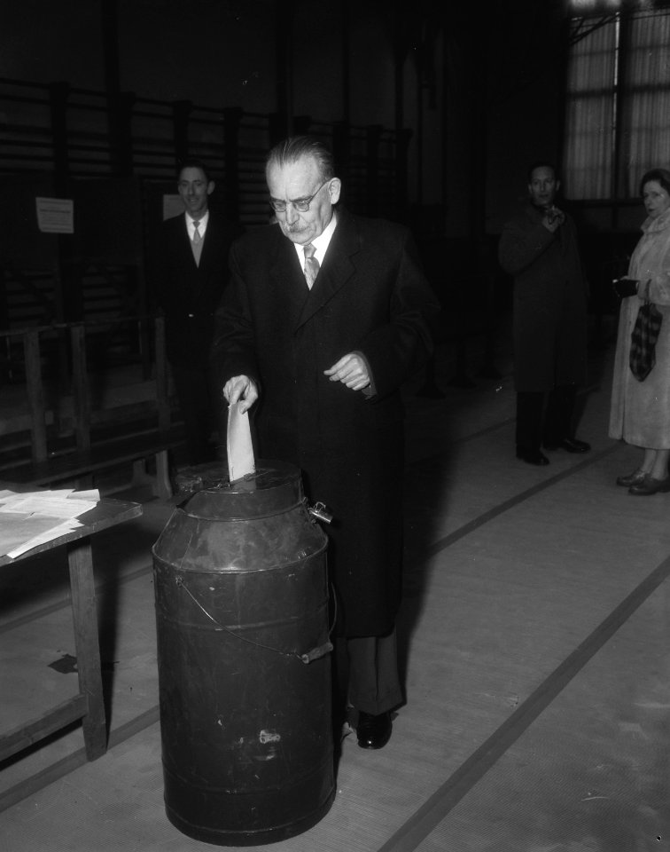 Oud premier Dr. W. Drees brengt zijn stem uit in Den Haag, Bestanddeelnr 910-2126