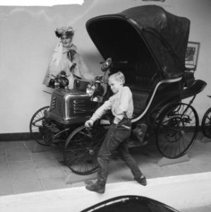 Oude autos in het Automuseum te Driebergen Jongen bij oude auto, Bestanddeelnr 912-3148