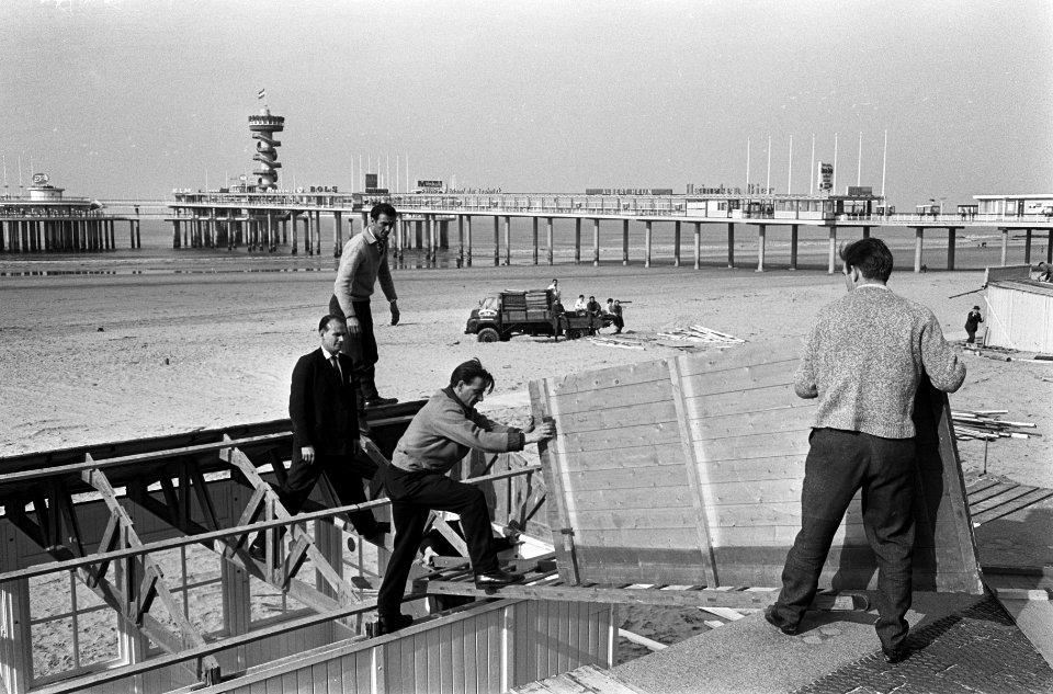 Opzetten strandtenten bij Scheveningen, Bestanddeelnr 917-5675