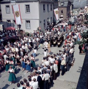 Optocht in de straten van Kröv, Bestanddeelnr 254-6095