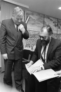 Oud staatssecretaris Van de Reyden overhandigt SBO Nieuwsbrief in braille aan Ch, Bestanddeelnr 934-2002