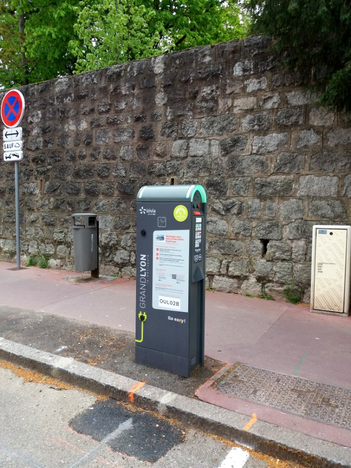 Oullins - Rue du Perron - Borne de recharge Izivia OULO2B