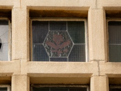 Oullins - Rue du Buisset - Château de la Bussière - Vitrail avec fleur dans une des grandes fenêtres