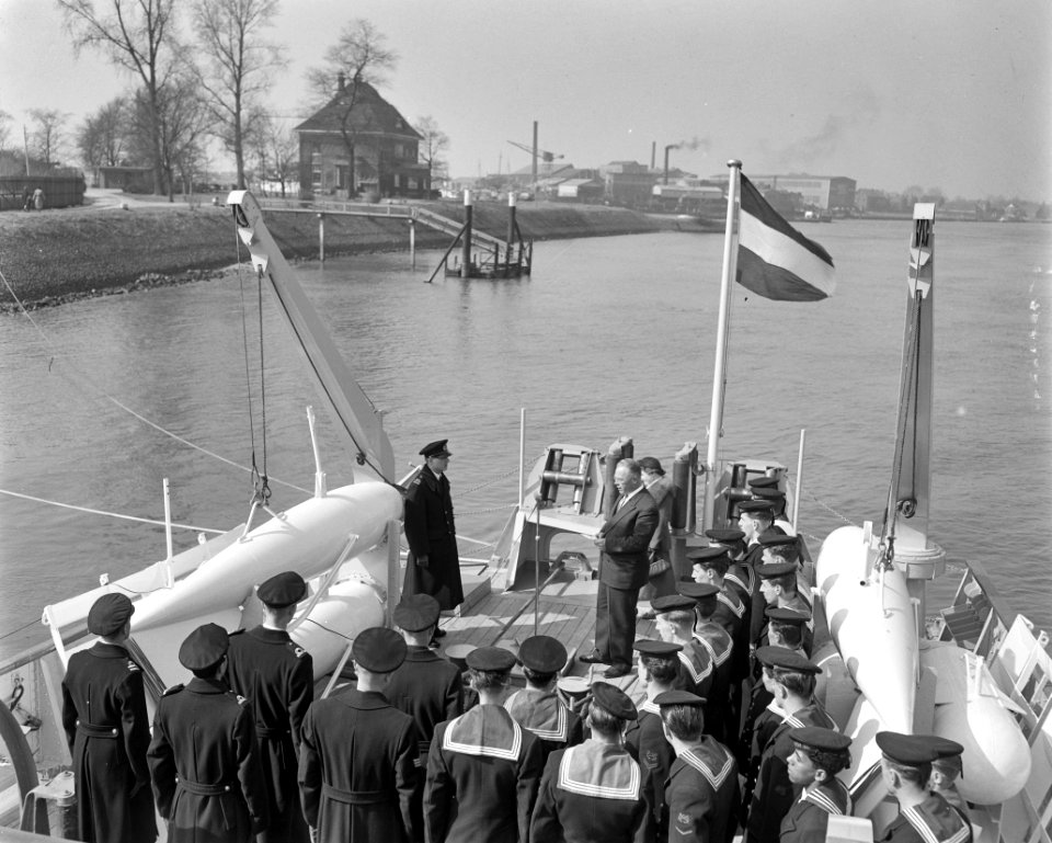 Oplevering mijnenveger Giethoorn door KS aan Nederland te Kinderdijk, Bestanddeelnr 907-6687