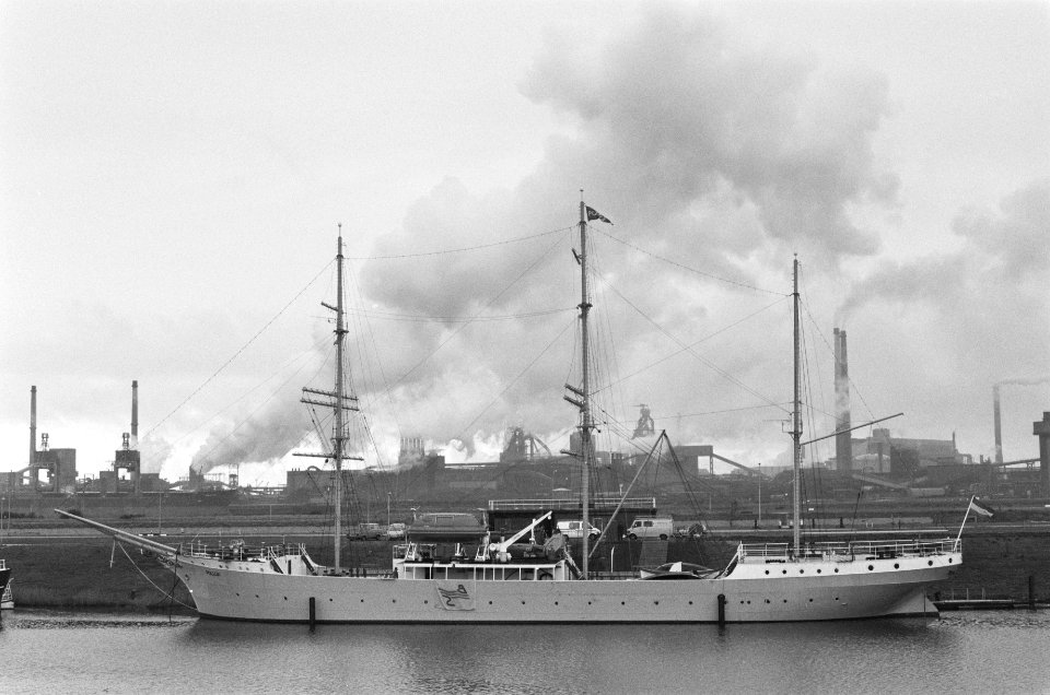 Opleidingsschip Pollux op een nieuwe ligplaats in IJmuiden in verband met de fus, Bestanddeelnr 934-3846