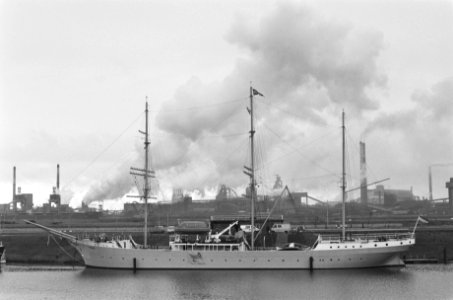 Opleidingsschip Pollux op een nieuwe ligplaats in IJmuiden in verband met de fus, Bestanddeelnr 934-3846