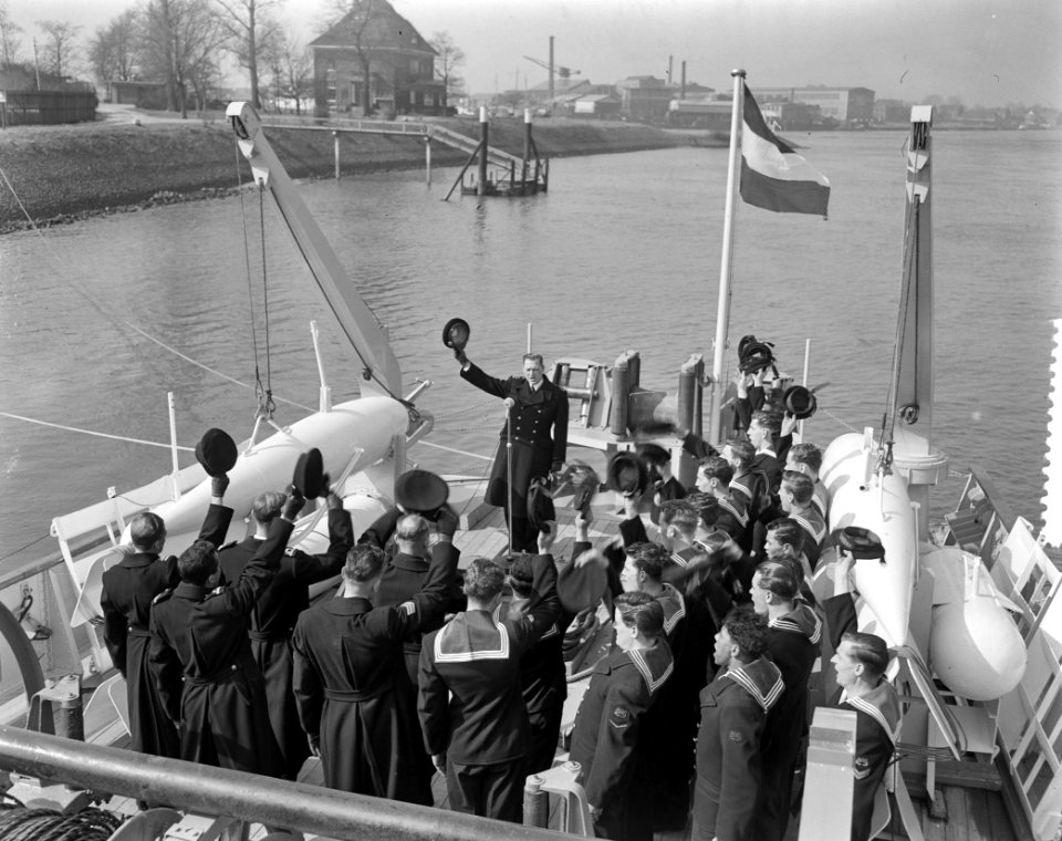 Oplevering mijnenveger Giethoorn door KS aan Nederland te Kinderdijk, Bestanddeelnr 907-6688