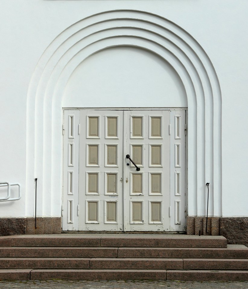 Oulu cemetery old chapel door 20150618
