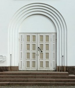 Oulu cemetery old chapel door 20150618