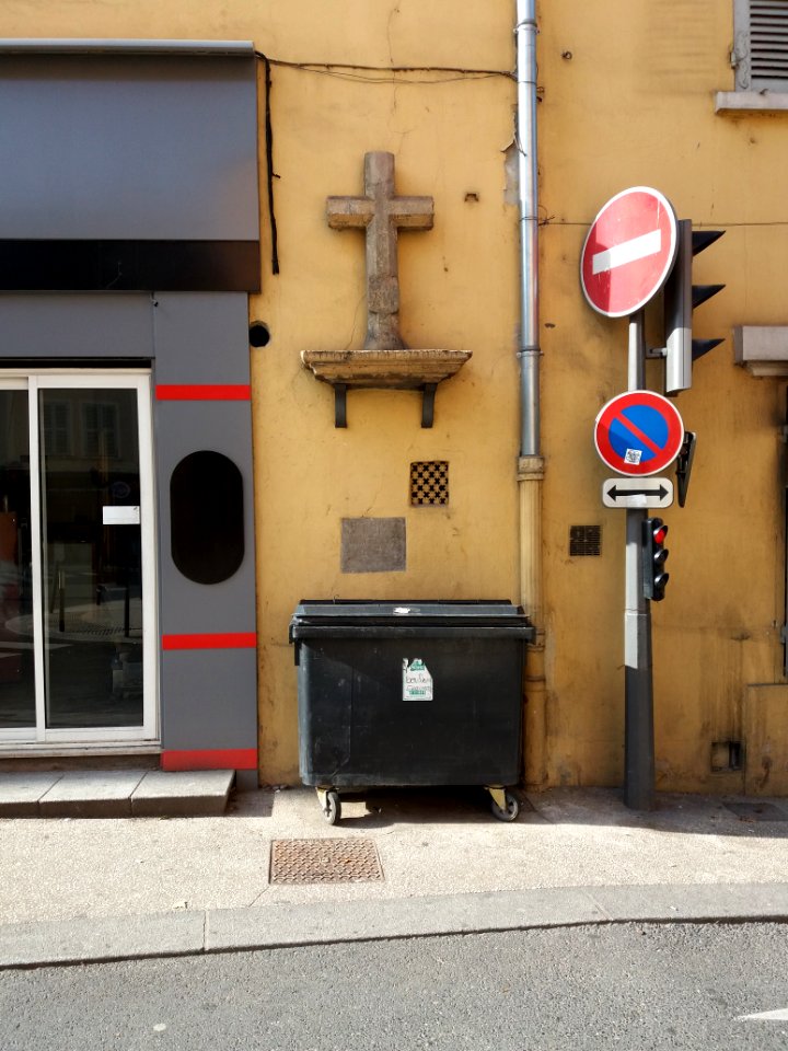 Oullins - Rue Voltaire, croix dans son emplacement