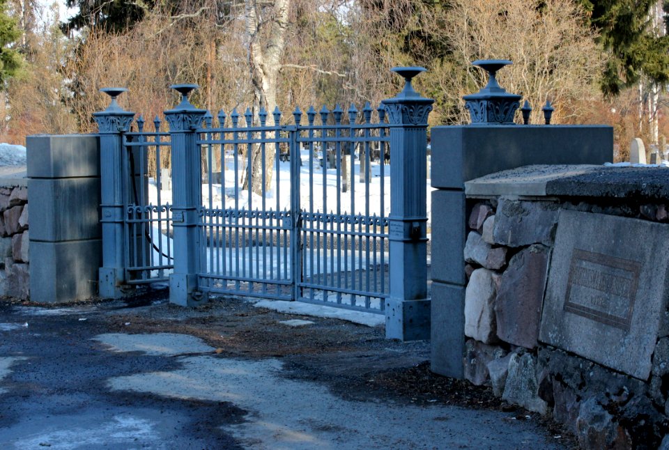 Oulu Cemetery Gate 20130412