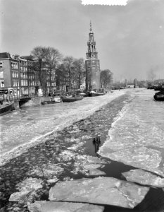 Oude Schans met Montelbaanstoren met ijs, Amsterdam, Bestanddeelnr 907-5723