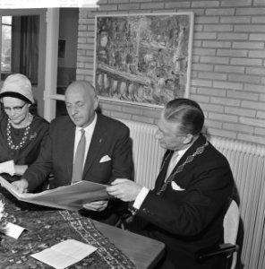 Oud Minister Mansholt ere-burger van Hoogezand Sappemeer met moeder en dochter, Bestanddeelnr 913-6905