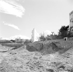 Oude muur met op de achtergrond een nieuwbouw wijk in Beiroet, Bestanddeelnr 255-6266