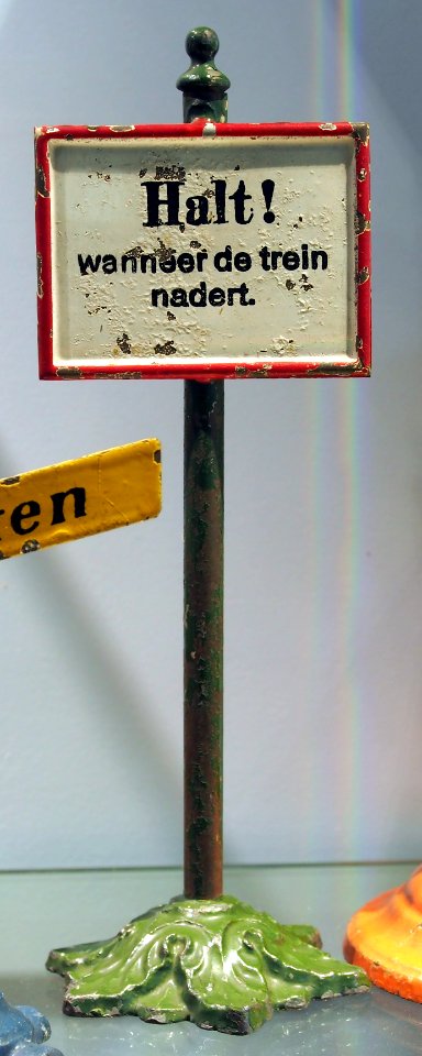 Oude seinpost met Halt wanneer de trein nadert voor modeltreinspoor