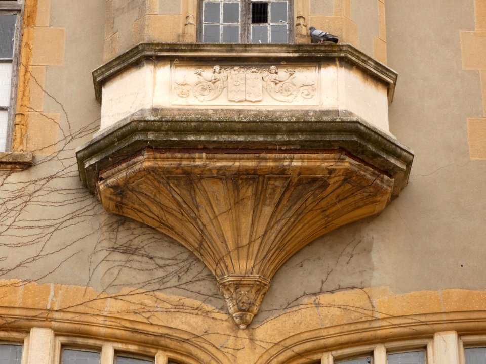 Oullins - Rue du Buisset - Château de la Bussière - Sculpture du bas de la tourelle