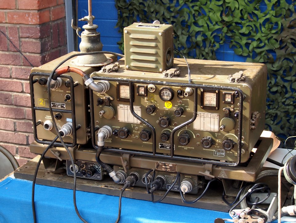 Oude radio zender-ontvanger van Koninklijke Landmacht
