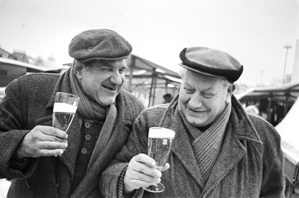 Oude mannen op Waterlooplein brengen dronk uit op 1971, Bestanddeelnr 924-1300