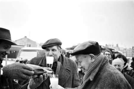 Oude mannen op Waterlooplein brengen dronk uit op 1971, Bestanddeelnr 924-1302