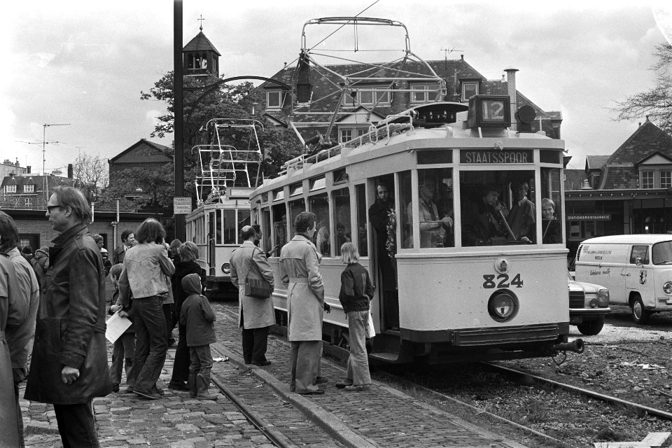 Oude trams rijden in Amsterdam oa vanaf Haarlemmermeerstation, Bestanddeelnr 929-1762
