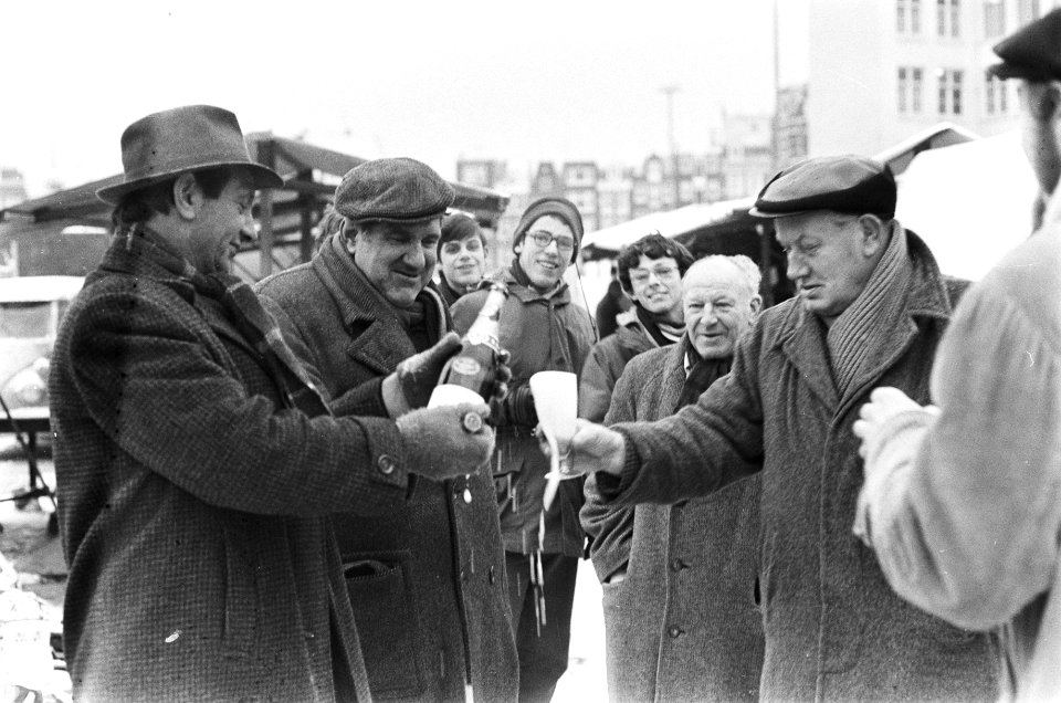 Oude mannen op Waterlooplein brengen dronk uit op 1971, Bestanddeelnr 924-1303