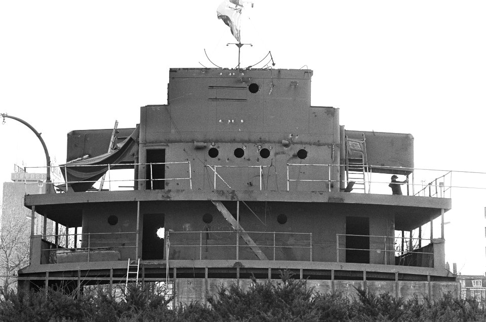 Oude scheepsbrug van olietanker Essopoort Jeromme geplaatst en opgeknapt voor st, Bestanddeelnr 931-8973