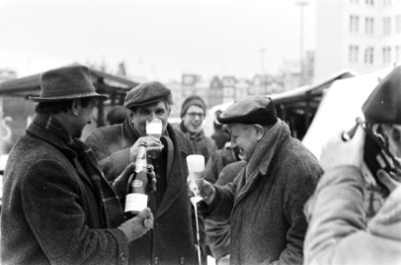 Oude mannen op Waterlooplein brengen dronk uit op 1971, Bestanddeelnr 924-1304