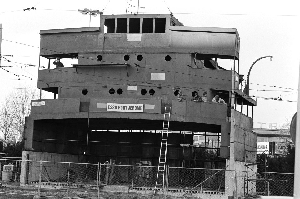 Oude scheepsbrug van olietanker Essopoort Jeromme geplaatst en opgeknapt voor st, Bestanddeelnr 931-8974