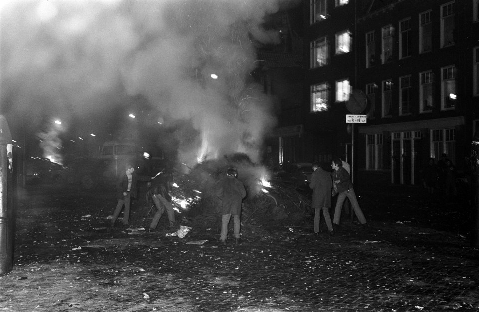 Oudejaarswinter kerstbomenbrandje op de Lindengracht, Bestanddeelnr 921-9832