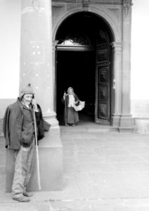 Oude man en vrouw bij ingang van een kerk, Bestanddeelnr 255-9591