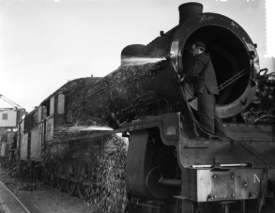 Oude locomotieven van NS in de smeltkroes (voor Hoogovens bij Hollandia Amsterda, Bestanddeelnr 907-5454