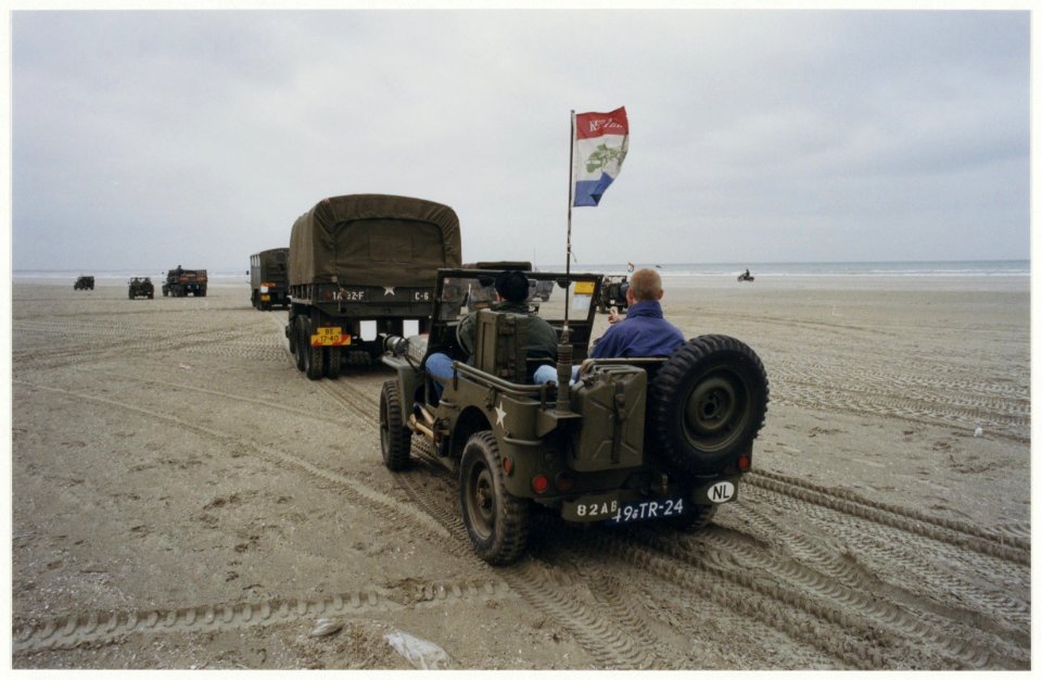 Oude legervoertuigen op strand ter gelegenheid van bevrijdingsdag. NL-HlmNHA 54037351
