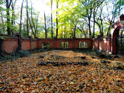 Ostromecko park grob 5 10-2013