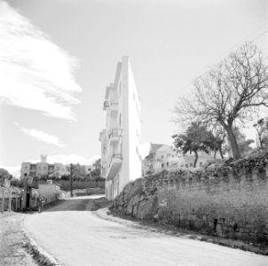 Oude muur met op de achtergrond nieuwbouw in Beiroet, Bestanddeelnr 255-6268