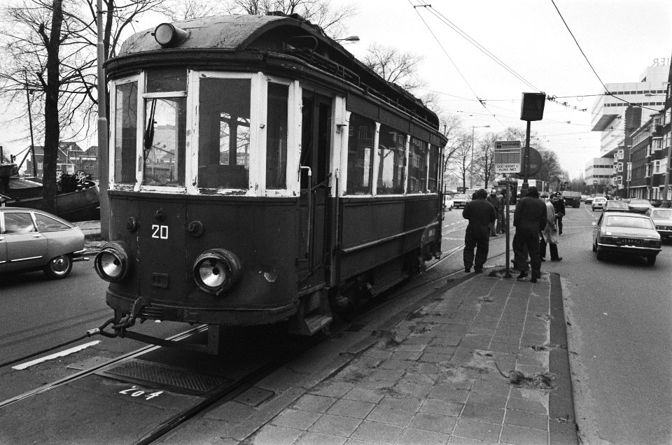 Oude tram van het traject Utrecht-Zeist bij remise in Amsterdam voor restauratie, Bestanddeelnr 929-5461